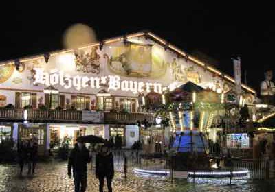 Blick von außen auf das beleuchtete Bayernzelt auf dem Bremer Freimarkt